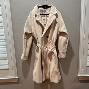 🤍✨ NWT Elegant Cream Belted Women’s Coat – Size L ✨🤍